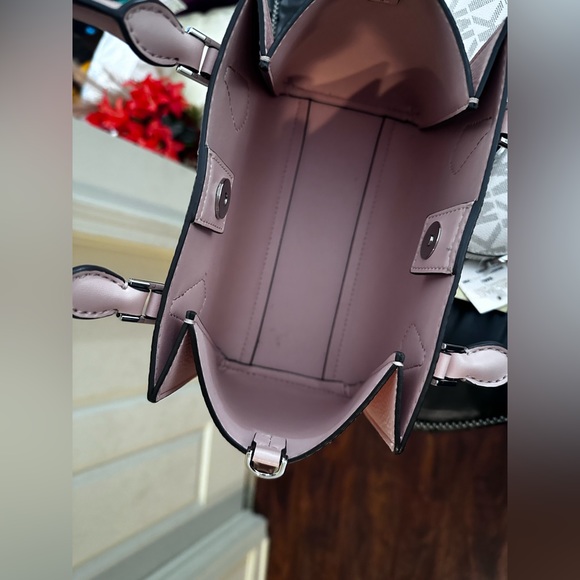 —SOLD— Michael kors 2 in 1 Daria - Picture 4 of 10